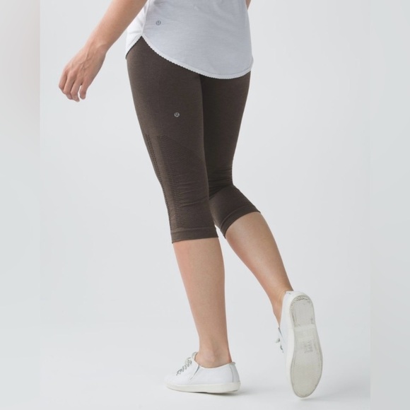 Lululemon In The Flow Crop II in Heathered Bark Chocolate - Picture 2 of 7